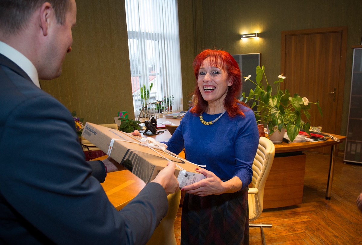“Swedbank” dāvina datoru sporta skolotājai Birutai Tjurinai