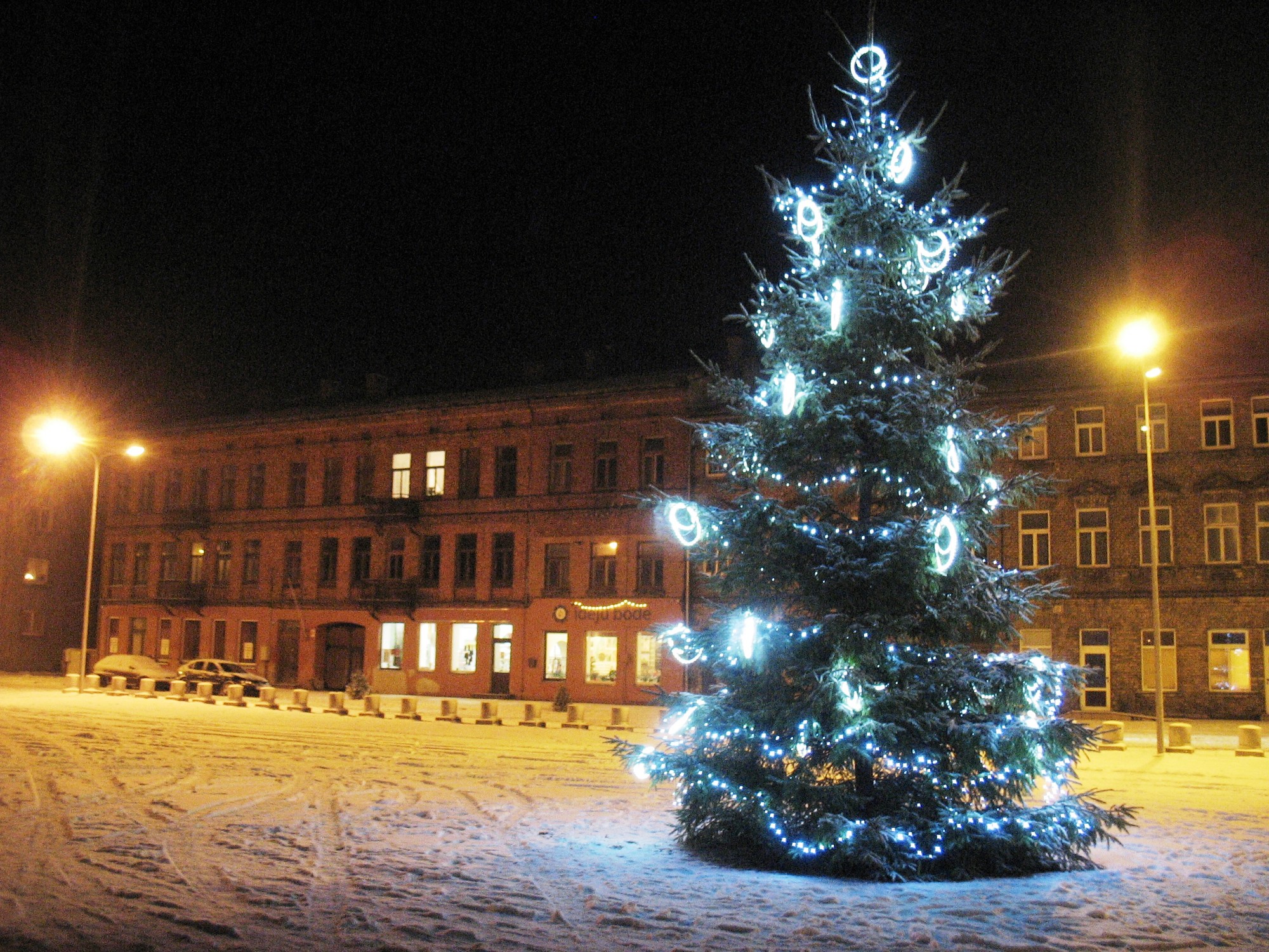 Annas tirgus laukumā uzstādīta Ziemassvētku egle