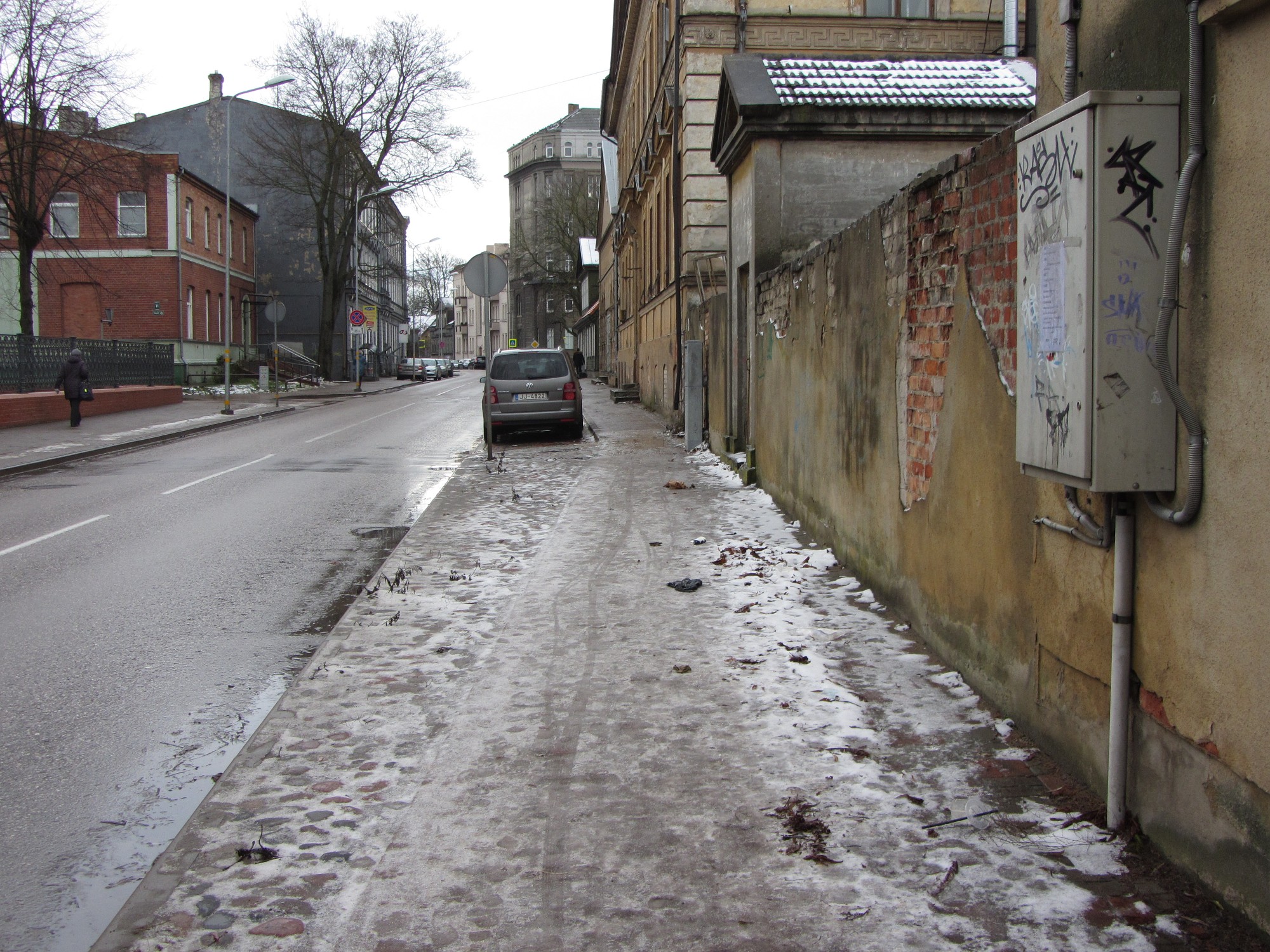 Slidenās ietves apdraud gājējus