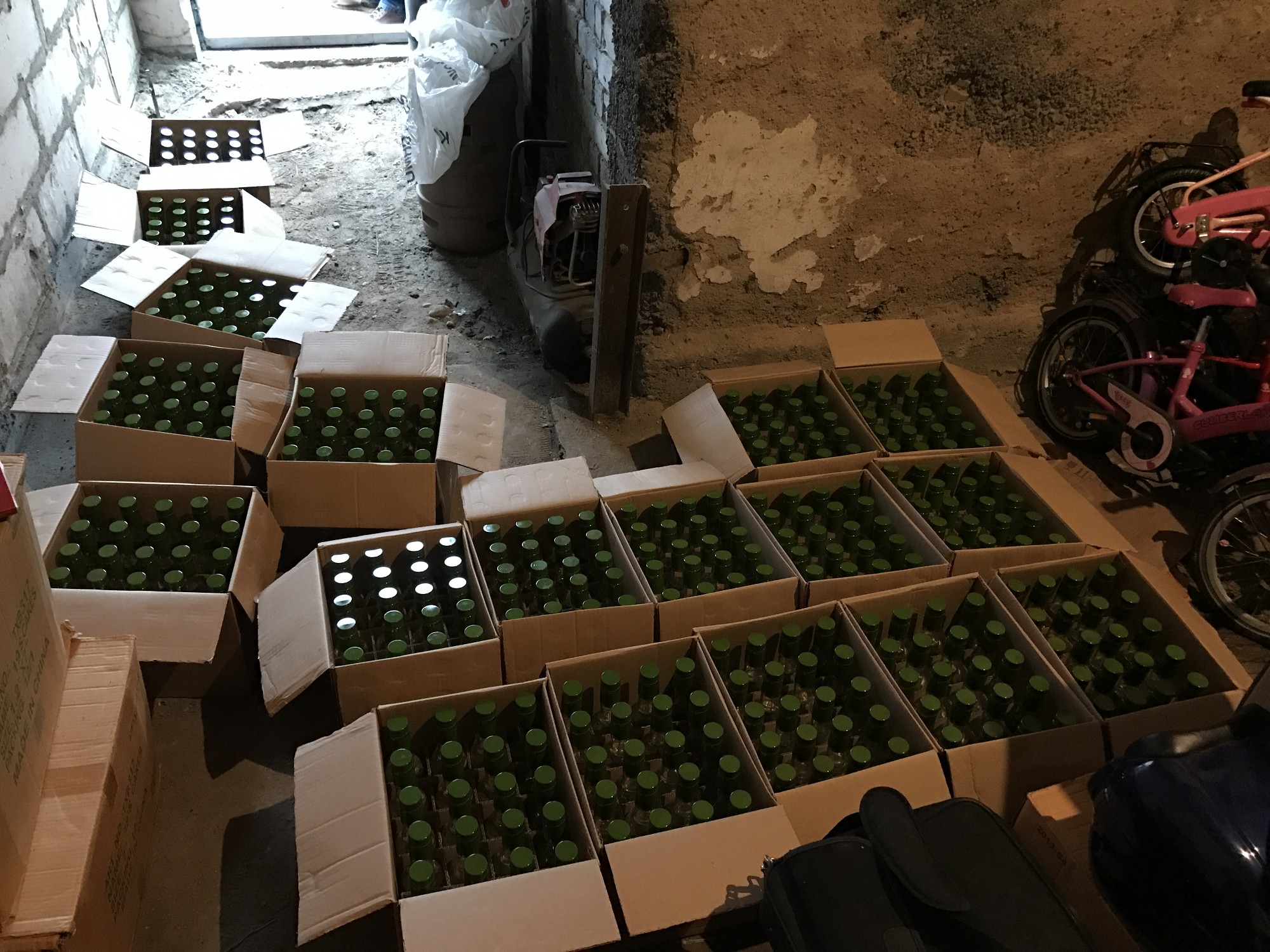 Aiztur vīrieti par nelikumīgā alkohola glabāšanu lielos apmēros