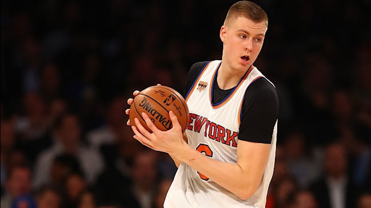 Kārtējo reizi piezīmju normas skartais Porziņģis no rezervistu soliņa noraugās “Knicks” zaudējumā vēsturiskā spēlē