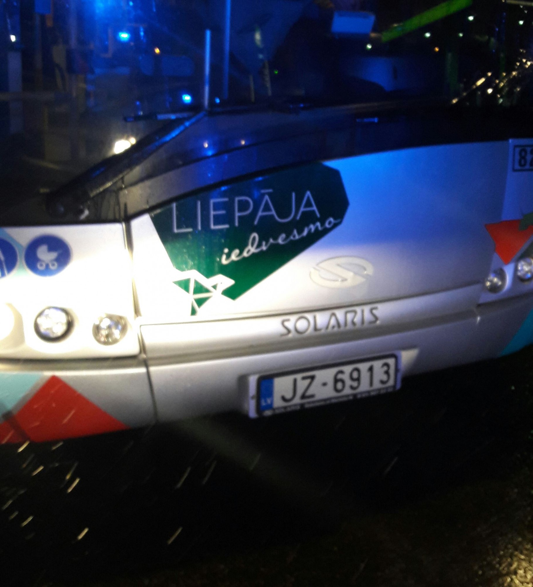 Papildināts – Sirmgalvis pakļūst zem autobusa, Autobusu parkā sākta dienesta izmeklēšana