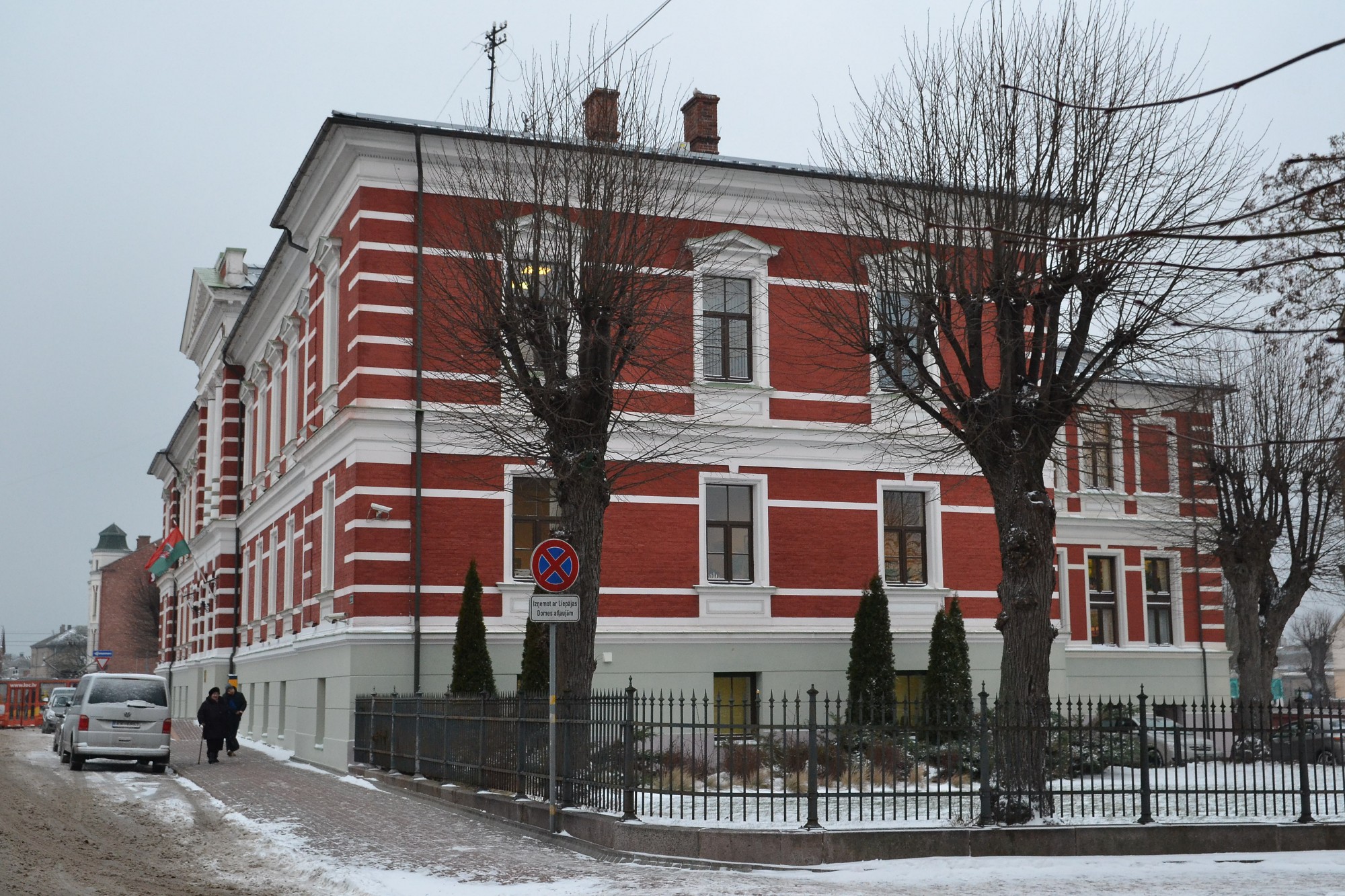 Cienīgs, monumentāls un disciplinējošs nams