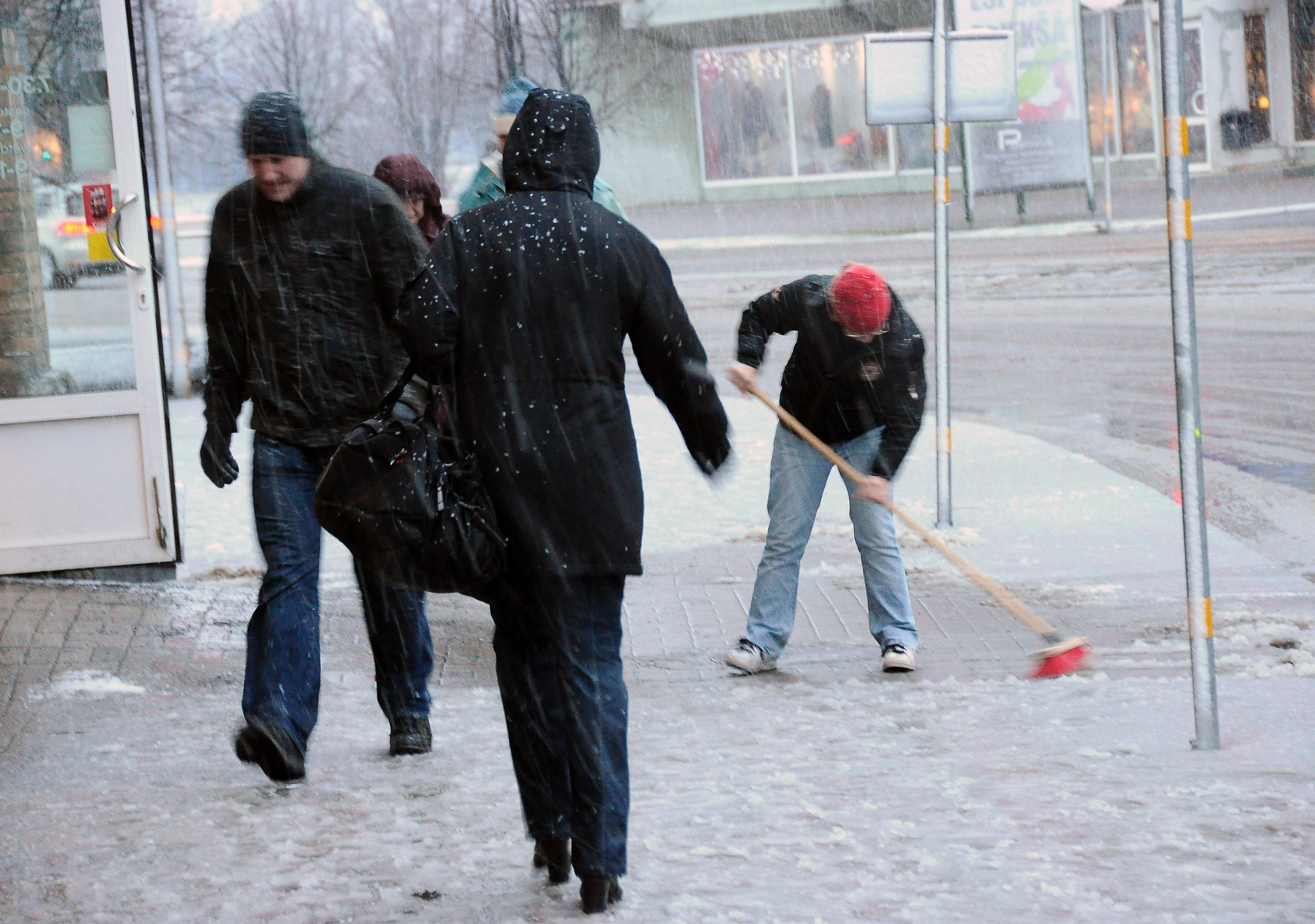 Gūst traumas uz slidenām ietvēm
