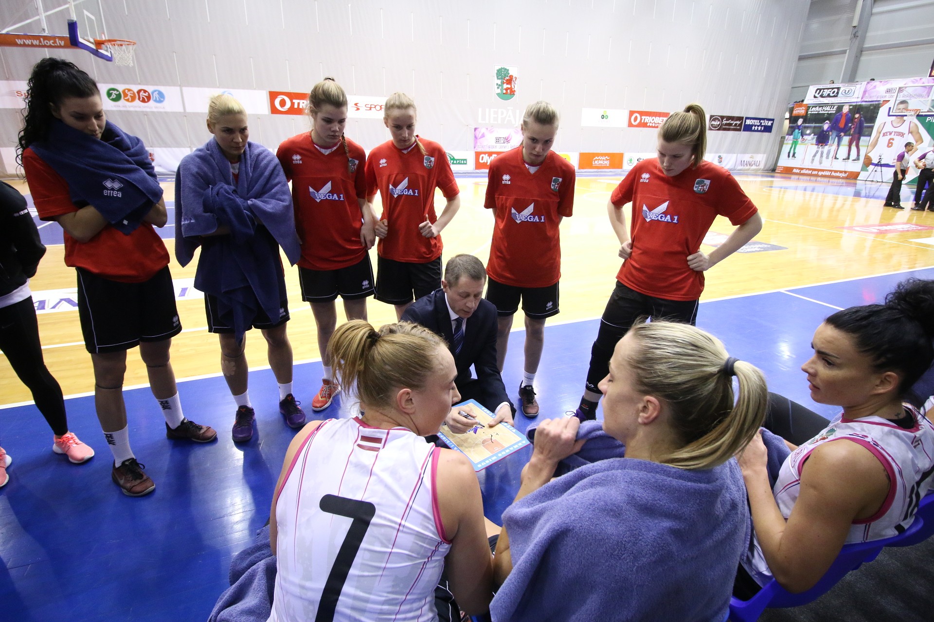 Liepāja varonīgi cīnās pret “eņģeļu” pārspēku