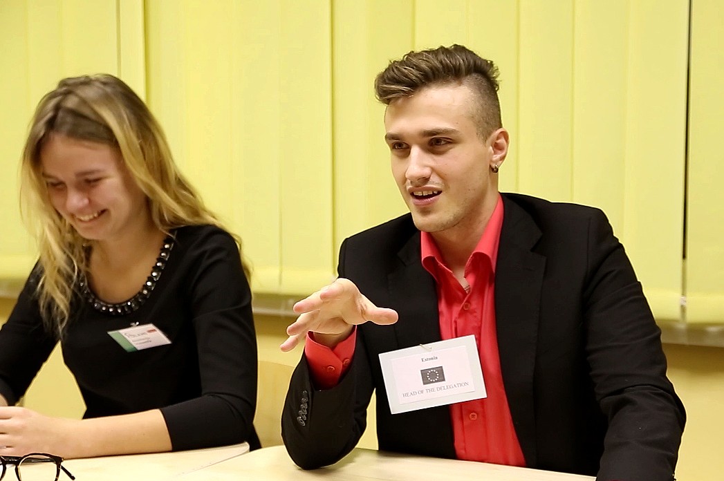 Jaunieši iejūtas Eiropas Parlamenta deputātu darbā