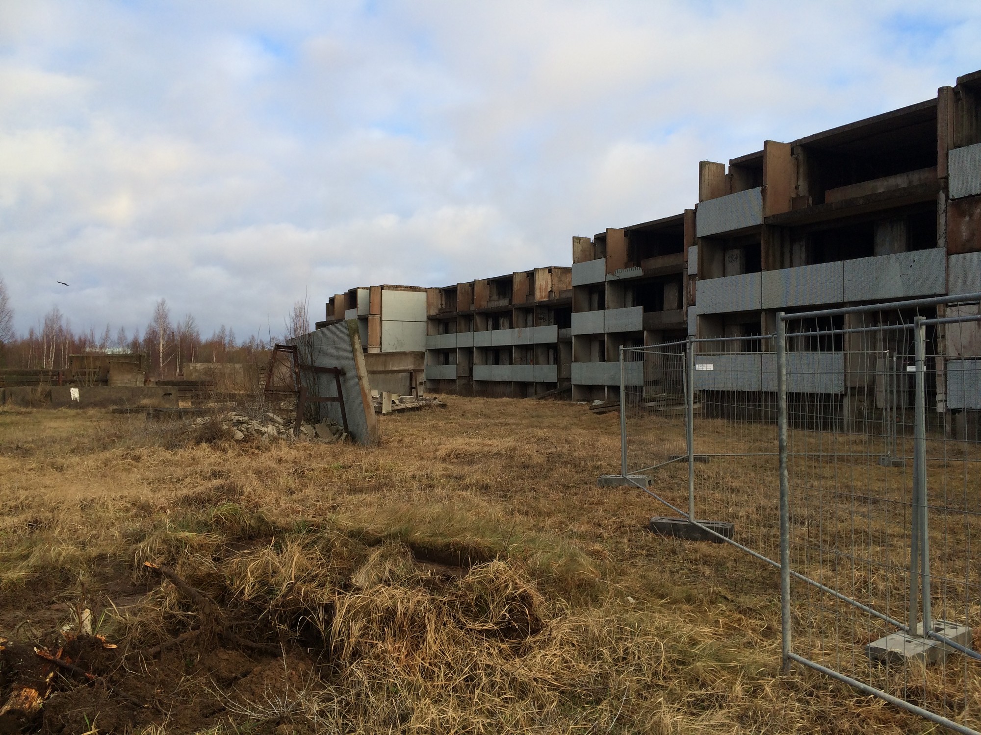 Nojauc daudzstāvu graustu Kārklu ielā