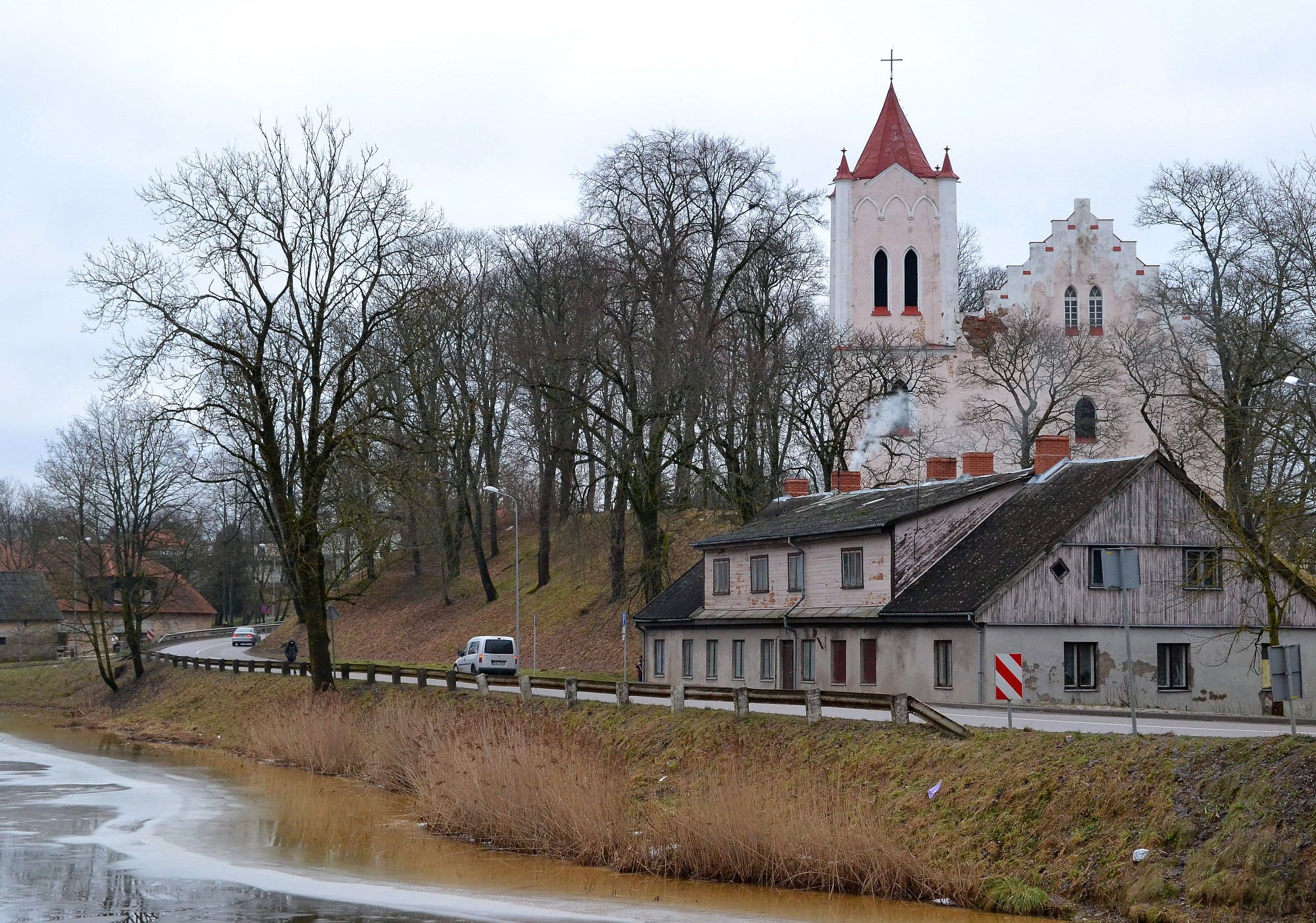 Baznīcas uz tiesu