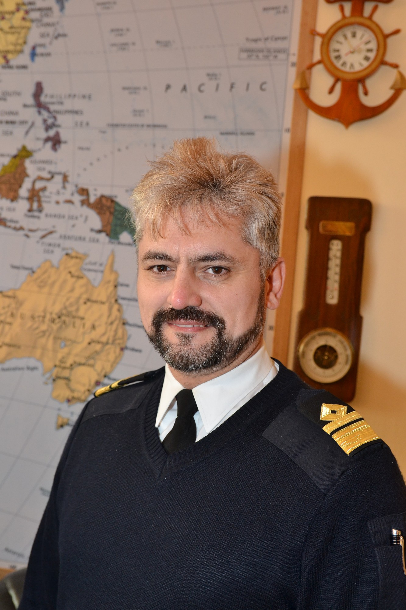 Ar militāru rūdījumu