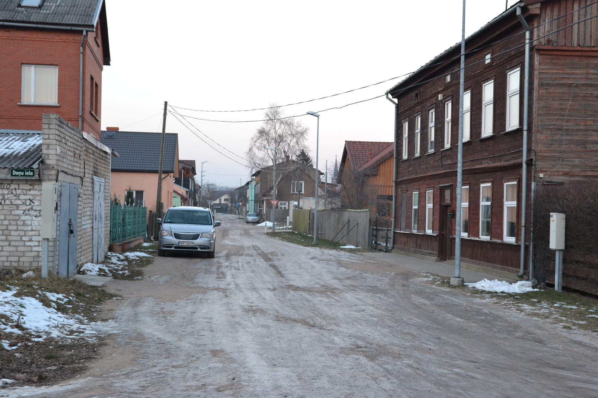 Pievērsās ledainajām un grantētajām ielām