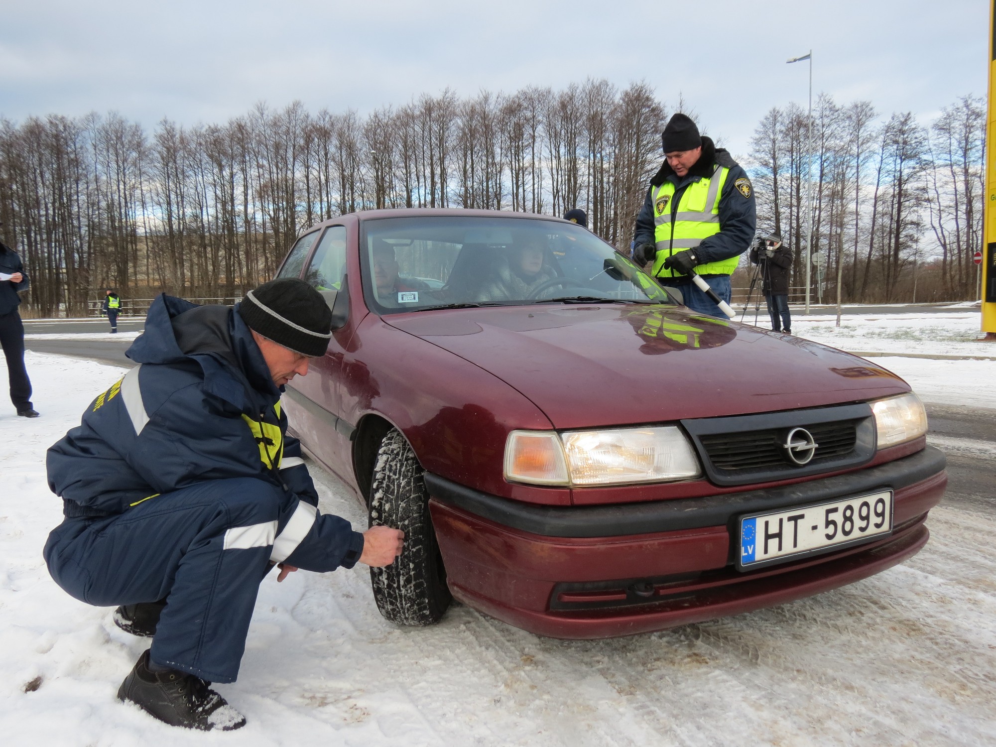 Papildināts – Ziemas ceļos laižas ar stipri nodilušām riepām