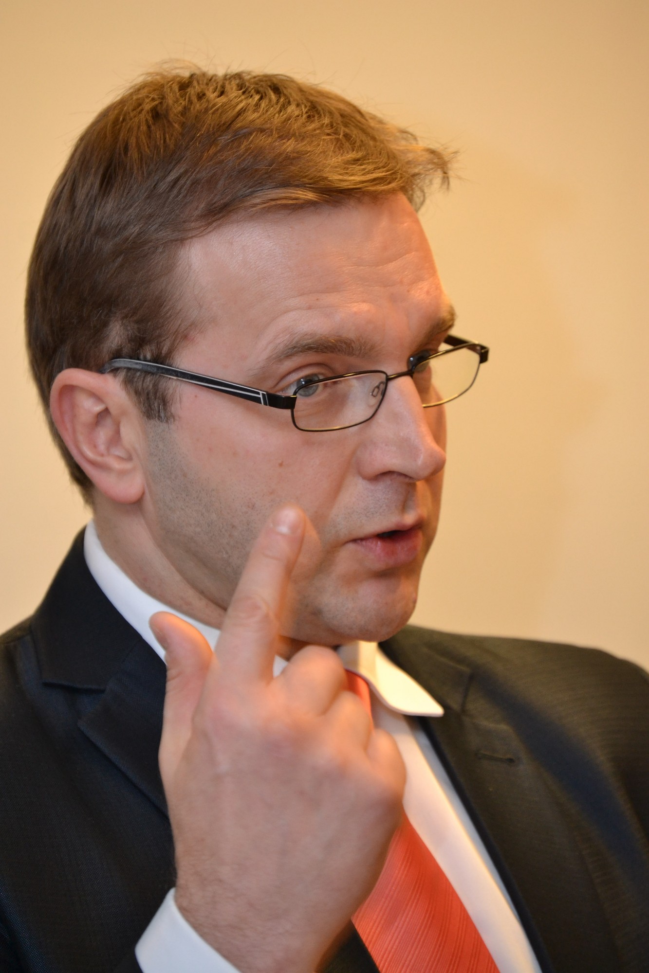 Pirms grozīt Satversmi, septiņreiz jānomēra