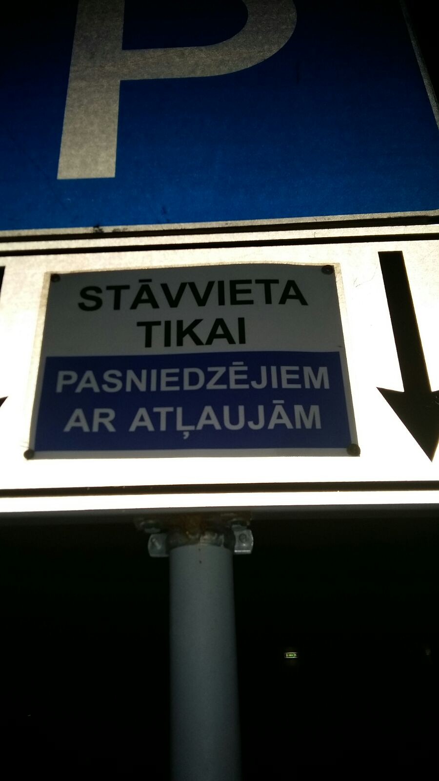 Pie mācību iestādes patvaļīgi uzstāda zīmi
