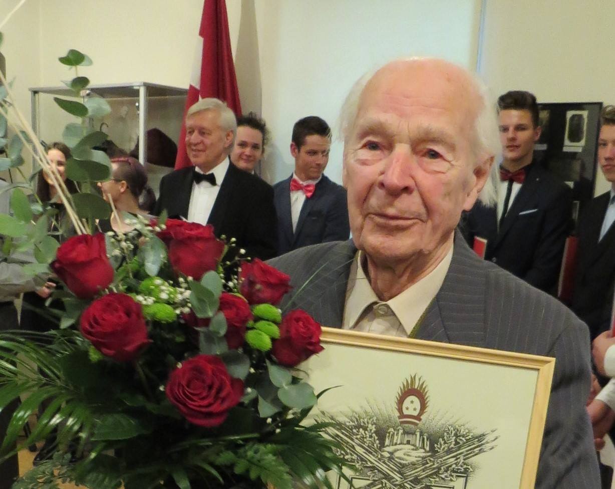 Ēriks Kūlis Liepājas muzejam dāvina  Modra Zihmaņa portretu