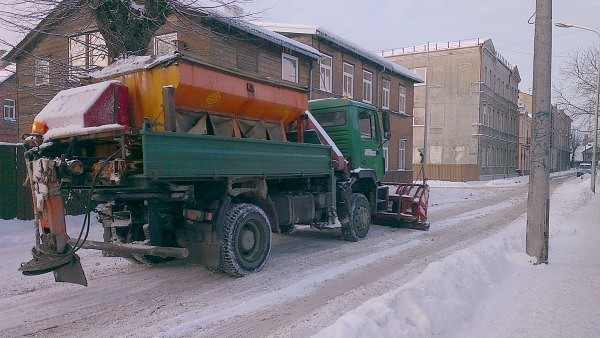 Kāpēc brauktuves kaisa ar sāli