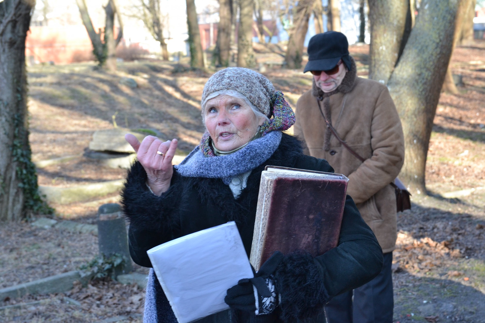 Protestē pret kapu iznīcību