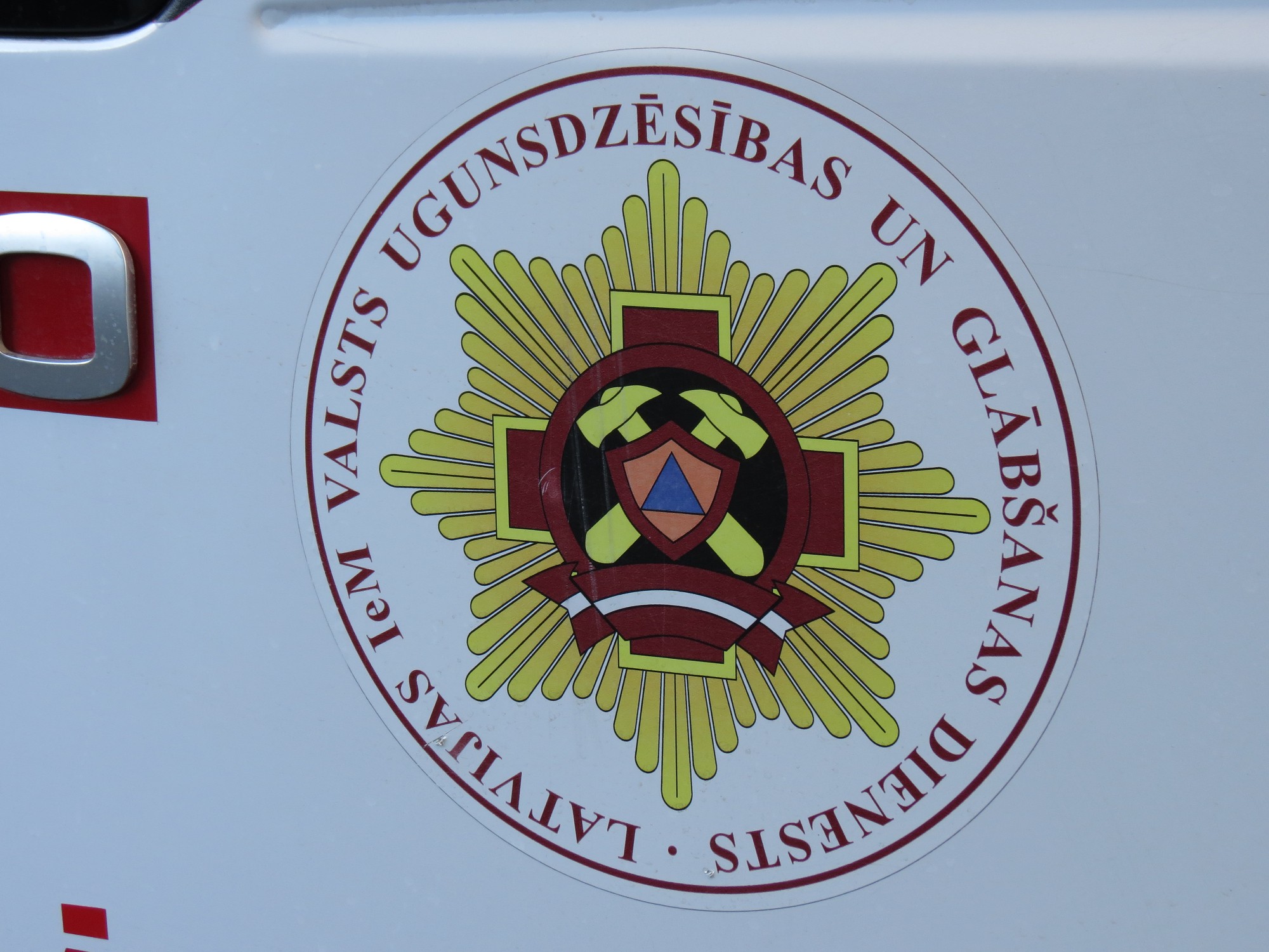 Rīgas ielā aizdegas gružu konteiners