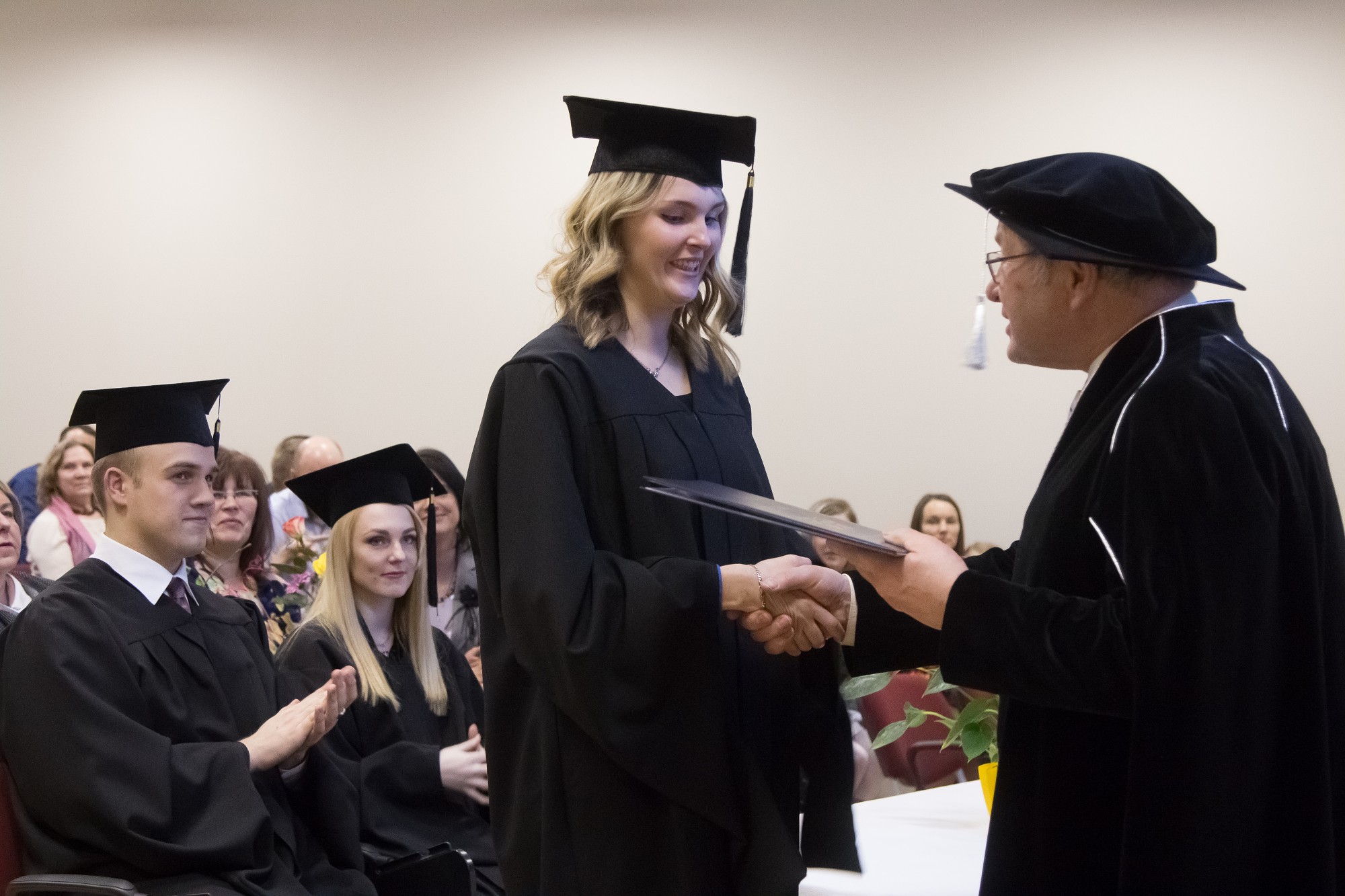 Jaunie speciālisti saņem diplomus