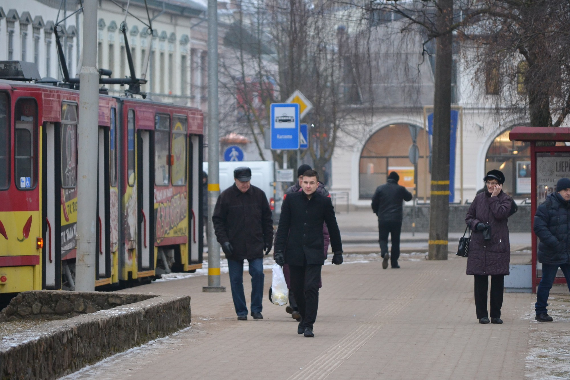 Apsver iespēju palielināt neapliekamo minimumu līdz 350 eiro