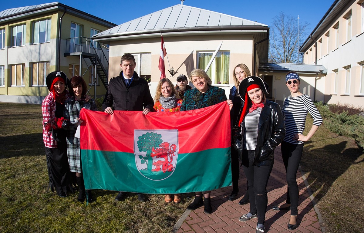 Pie izglītības iestādēm turpmāk plīvos arī Liepājas karogi