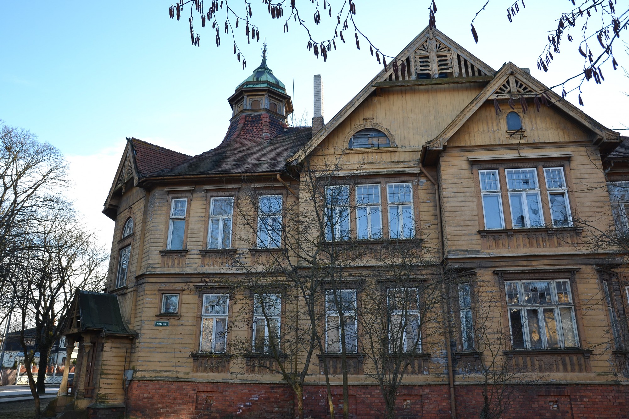Daiļā jaunava skumst