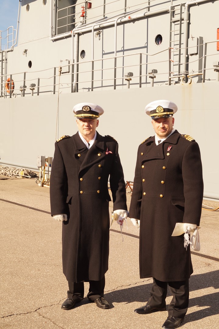 Svinīgā ceremonijā amatā stājas jaunais Jūras spēku flotiles kuģa A-53 ”Virsaitis” komandieris