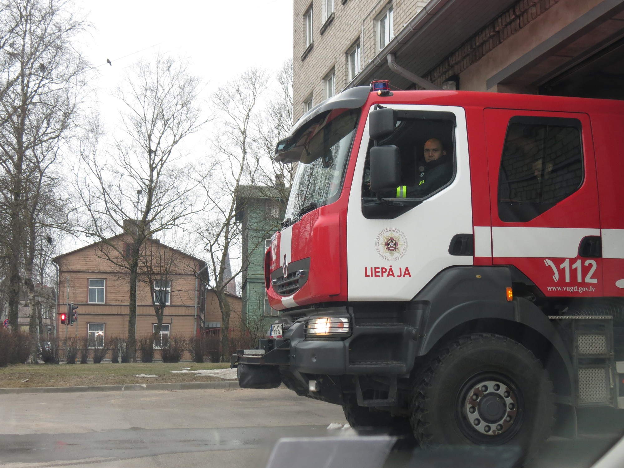 ”Sarkanais gailis” uzbrūk kūpinātavai un auto un ieklūp dūmvados