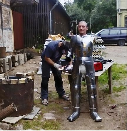 Aizputē atklās lielformāta bruņinieka skulptūru