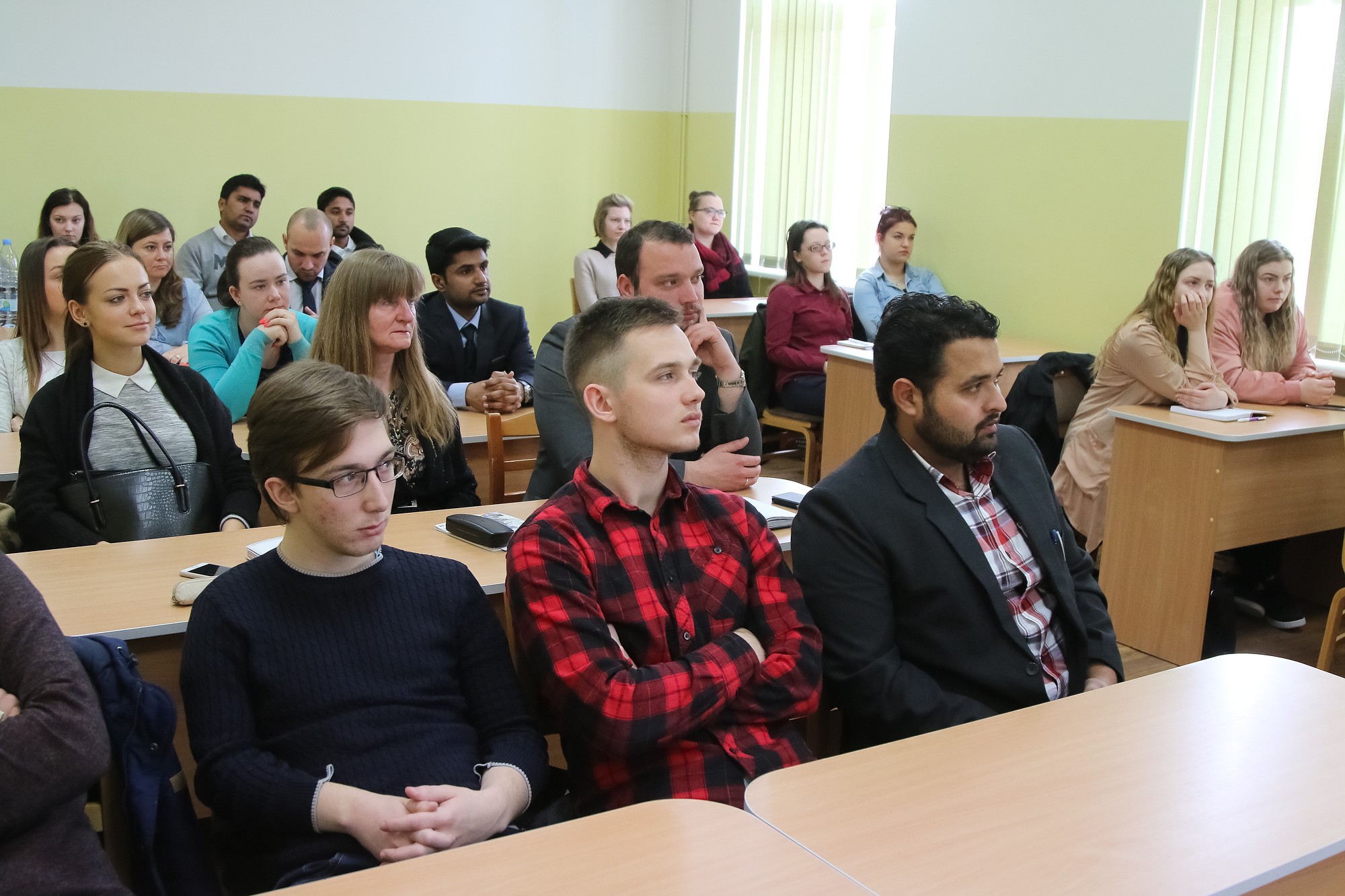 Studenti diskutē ar ASV vēstniecības vadītāju