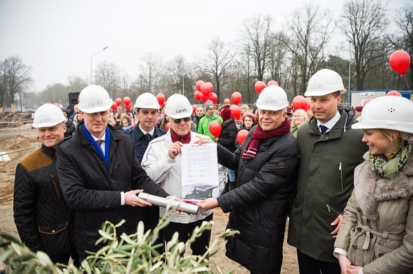 Liepājas vieglatlētikas manēžai ielikts pamatakmens