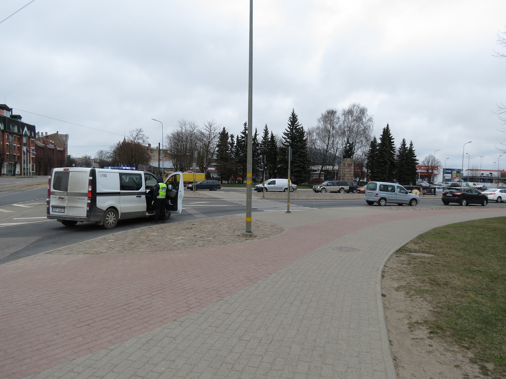 Papildināts – Uz pārejas saduras auto un velosipēds
