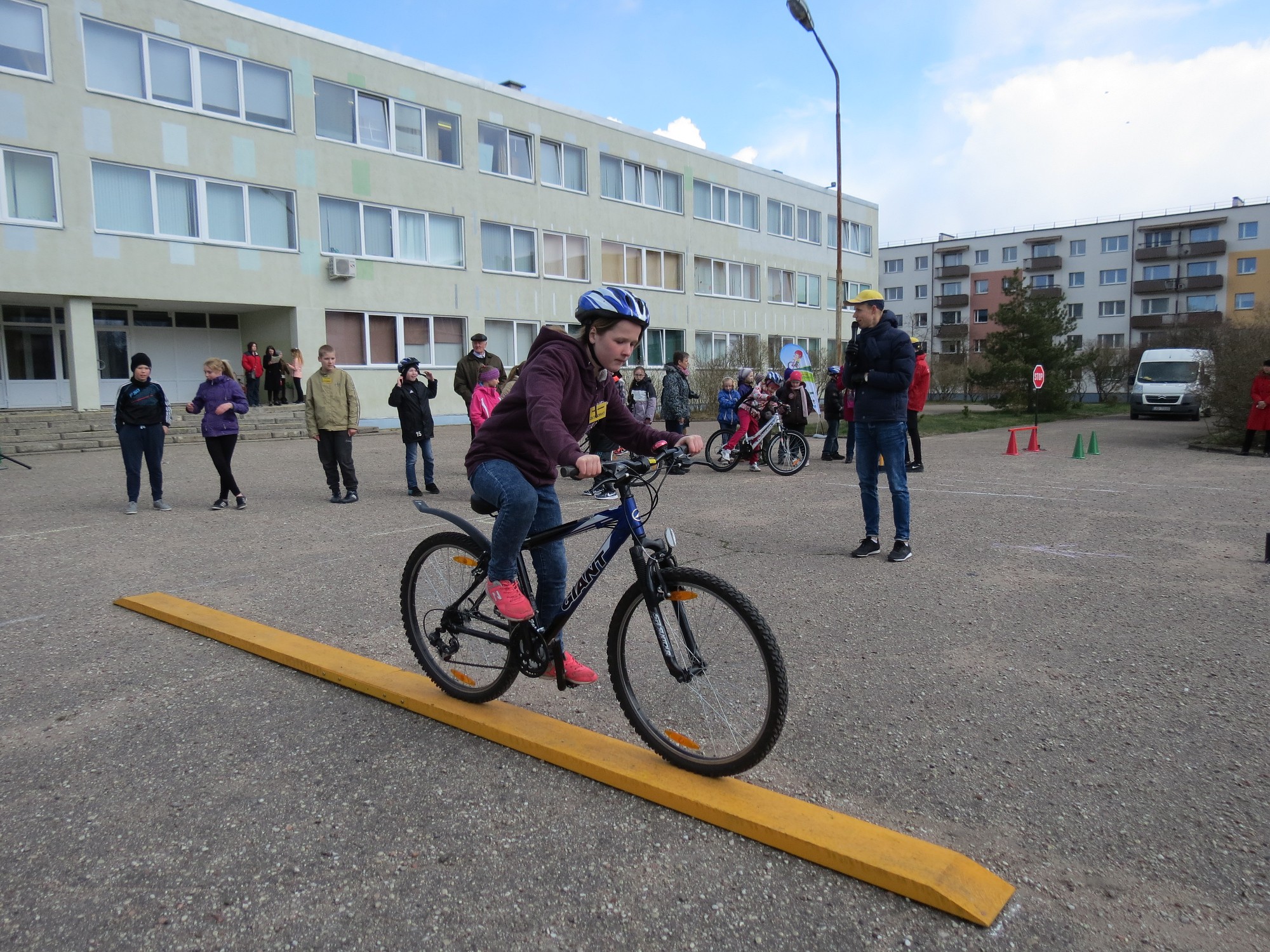 Jaunie velosipēdisti patīkamo savieno ar lietderīgo
