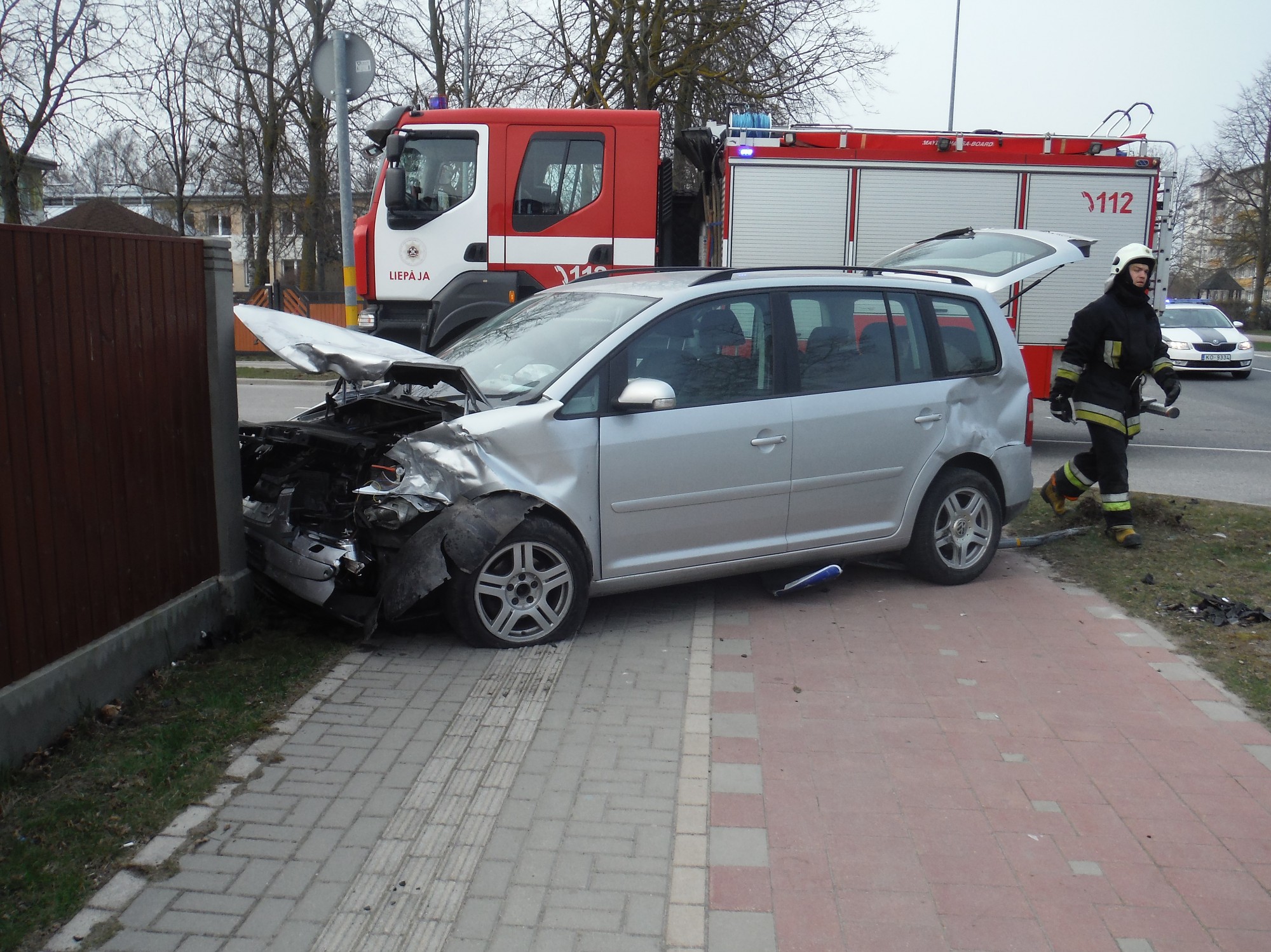 Neuzmanība maksā sasistu auto