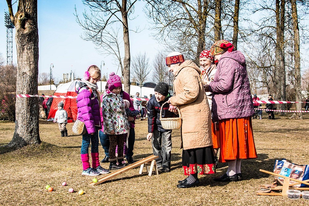 Jūrmalas parka bērnu laukumā meklēs, krāsos un ripinās olas