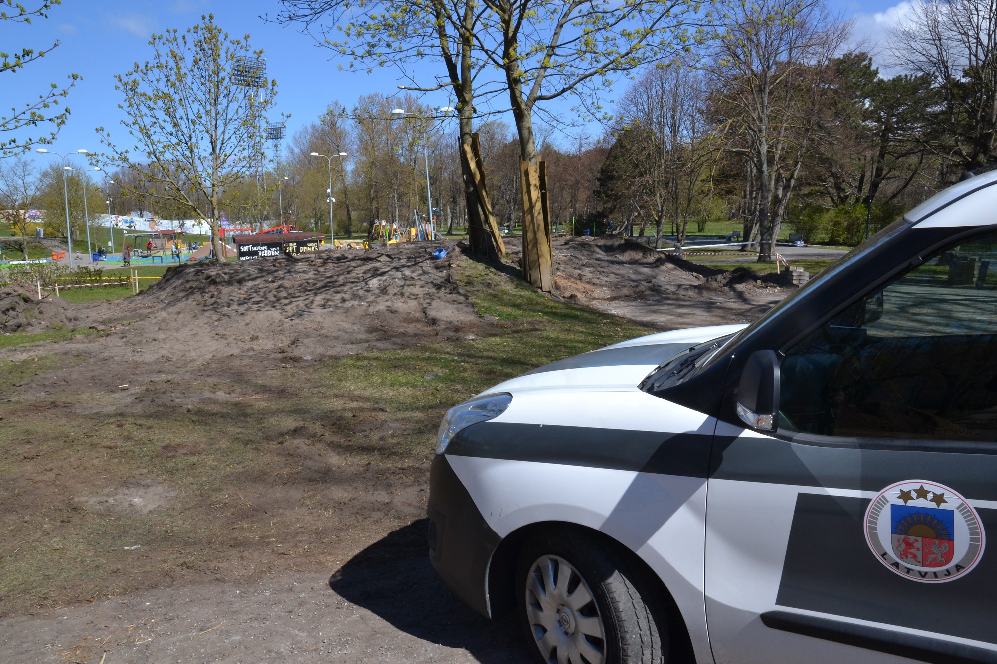 Papildināts – Jūrmalas parkā pie bērnu laukuma atrastais lādiņš neitralizēts