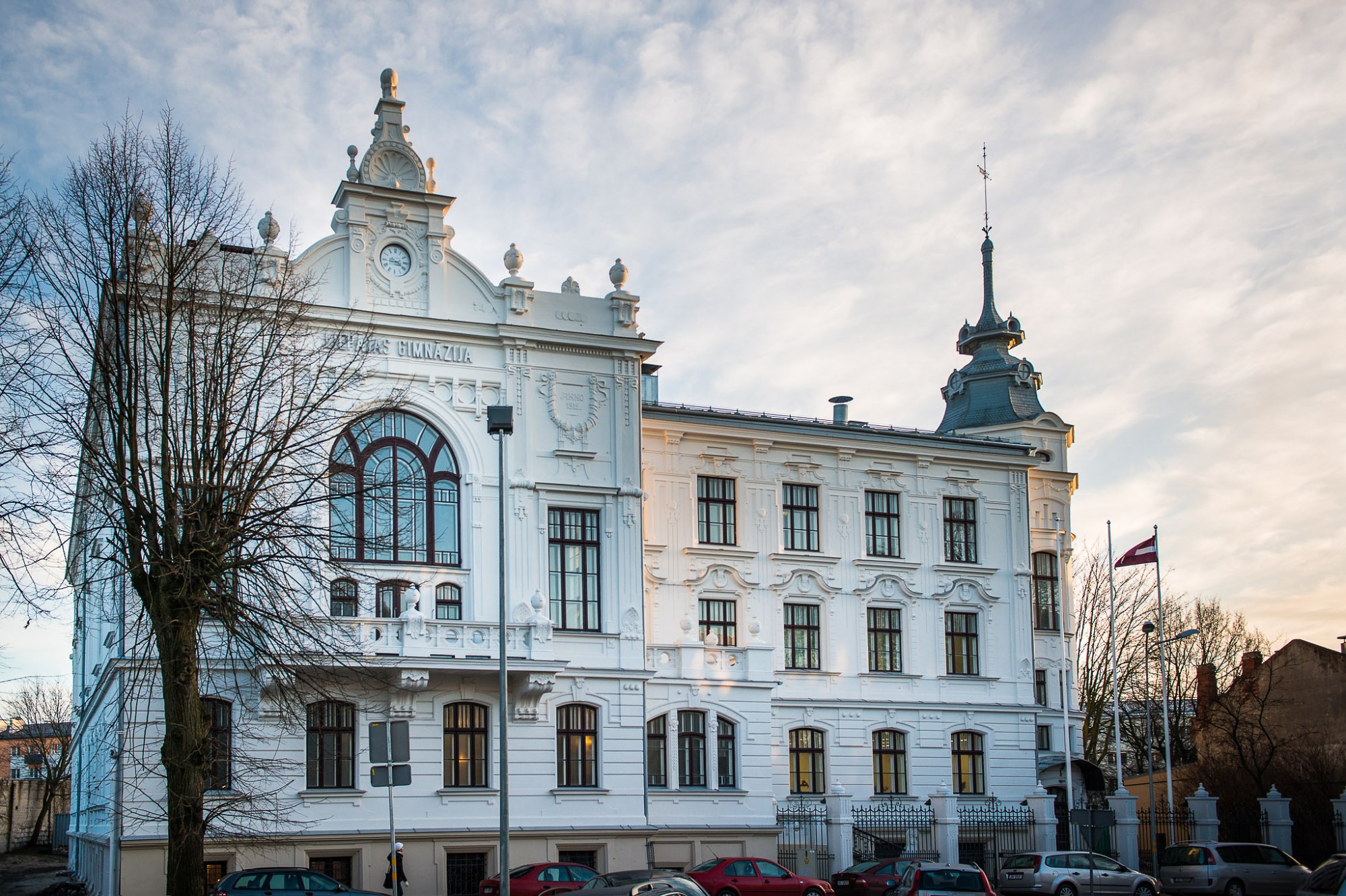 Liepājas Valsts 1. ģimnāzijas renovācija noslēgsies ar pagalma daļas labiekārtošanu