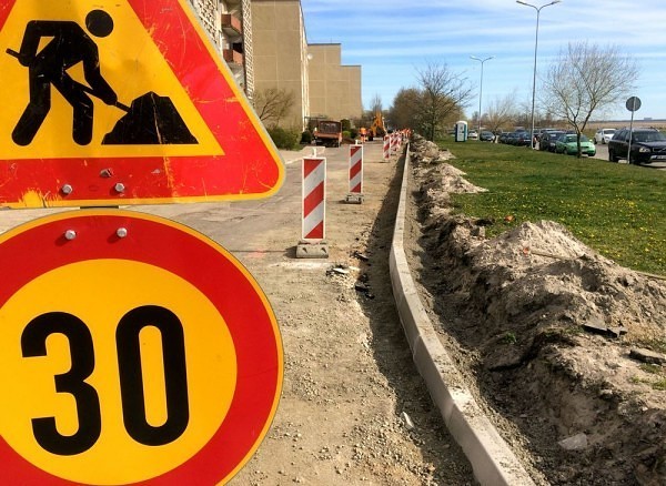 Sāk atjaunot iekškvartālu piebraucamo ielu segumu