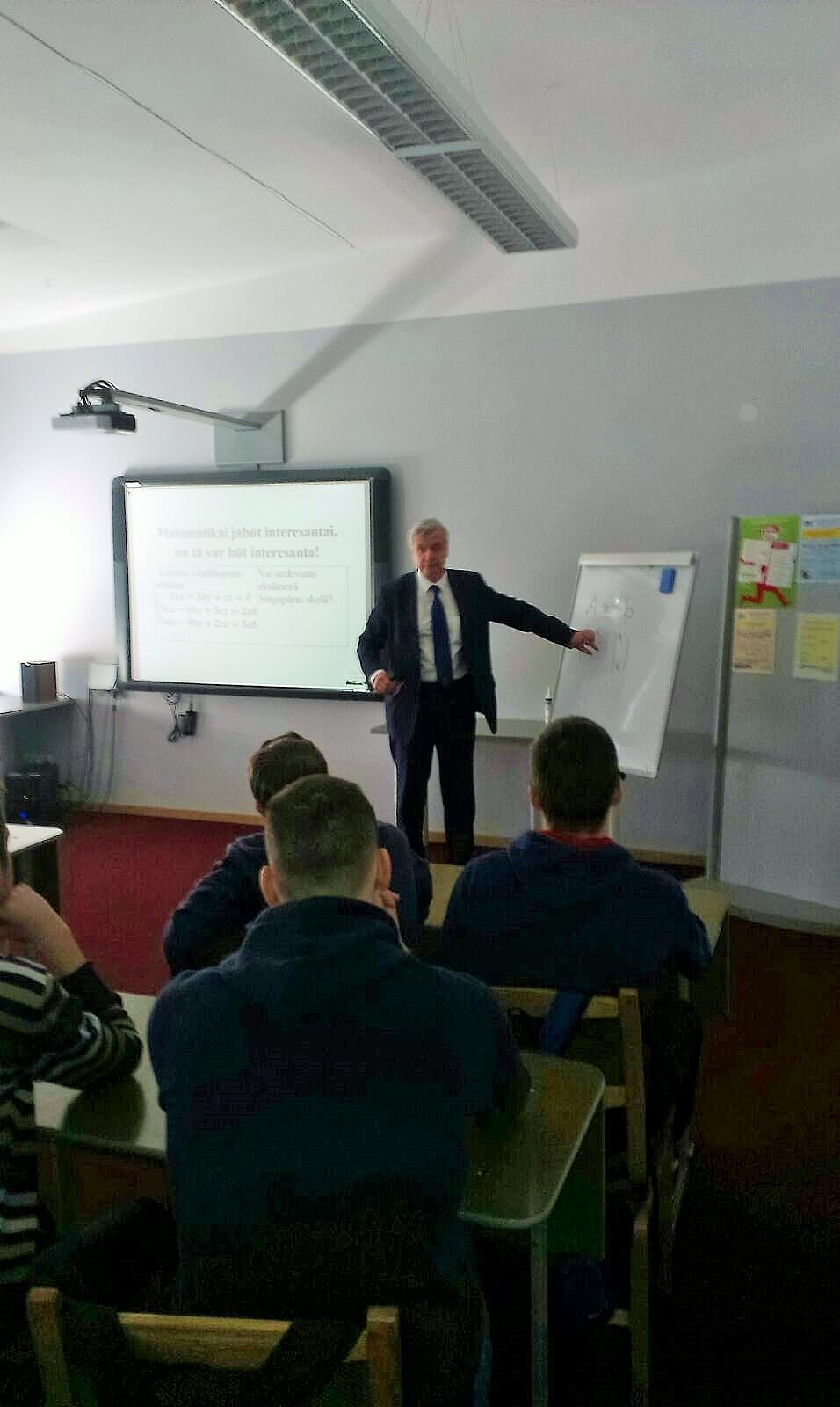 IZM ministrs Liepājā vada matemātikas stundu un apmeklē skolēnu radošo darbu izstādi