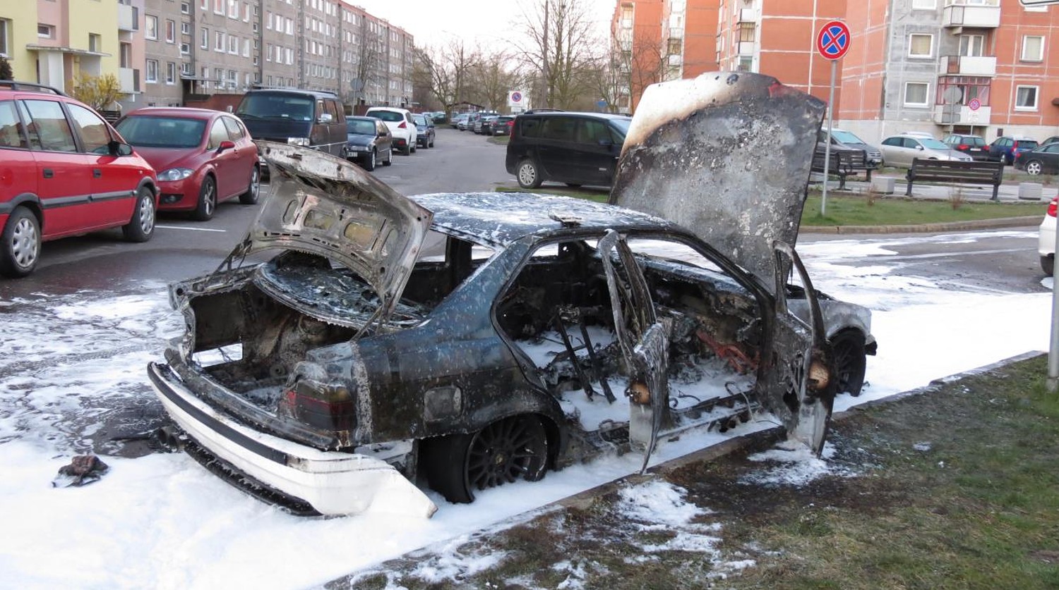 Aizdomās par ļaunprātīgu auto dedzināšanu aizturēts vīrietis