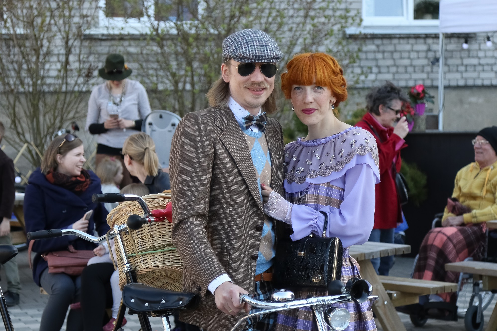 Velobraucēji retro tērpos atklāj sezonu