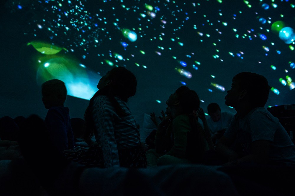 Skolēni vēro zvaigznes mobilajā planetārijā