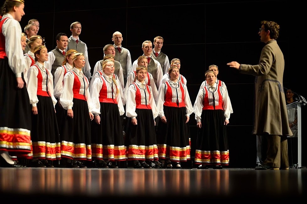 Čakstes laukumā – koris “Maska”