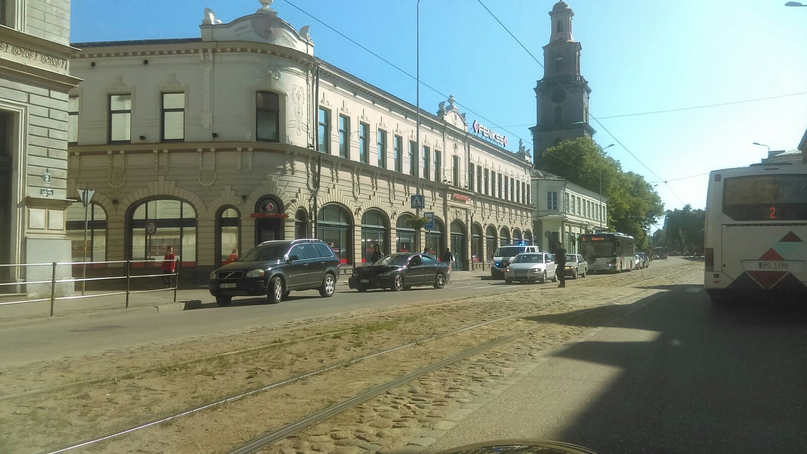 Lielo ielu nesadala divi ”Volvo”