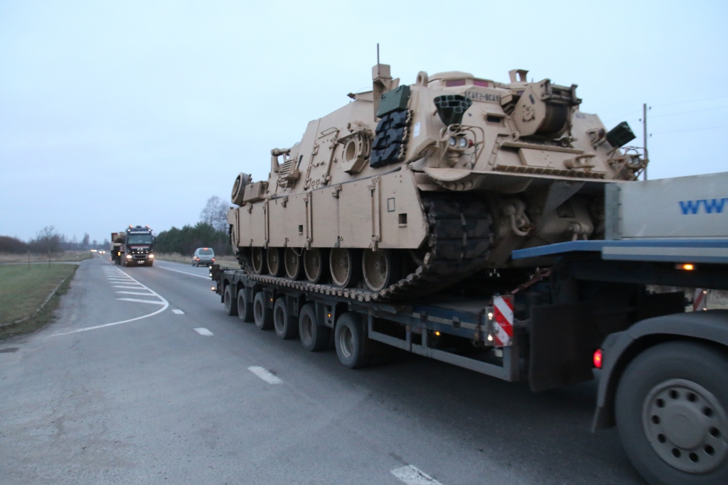 Militārās tehnikas kolonnu kustība notiks pa Liepājas šoseju