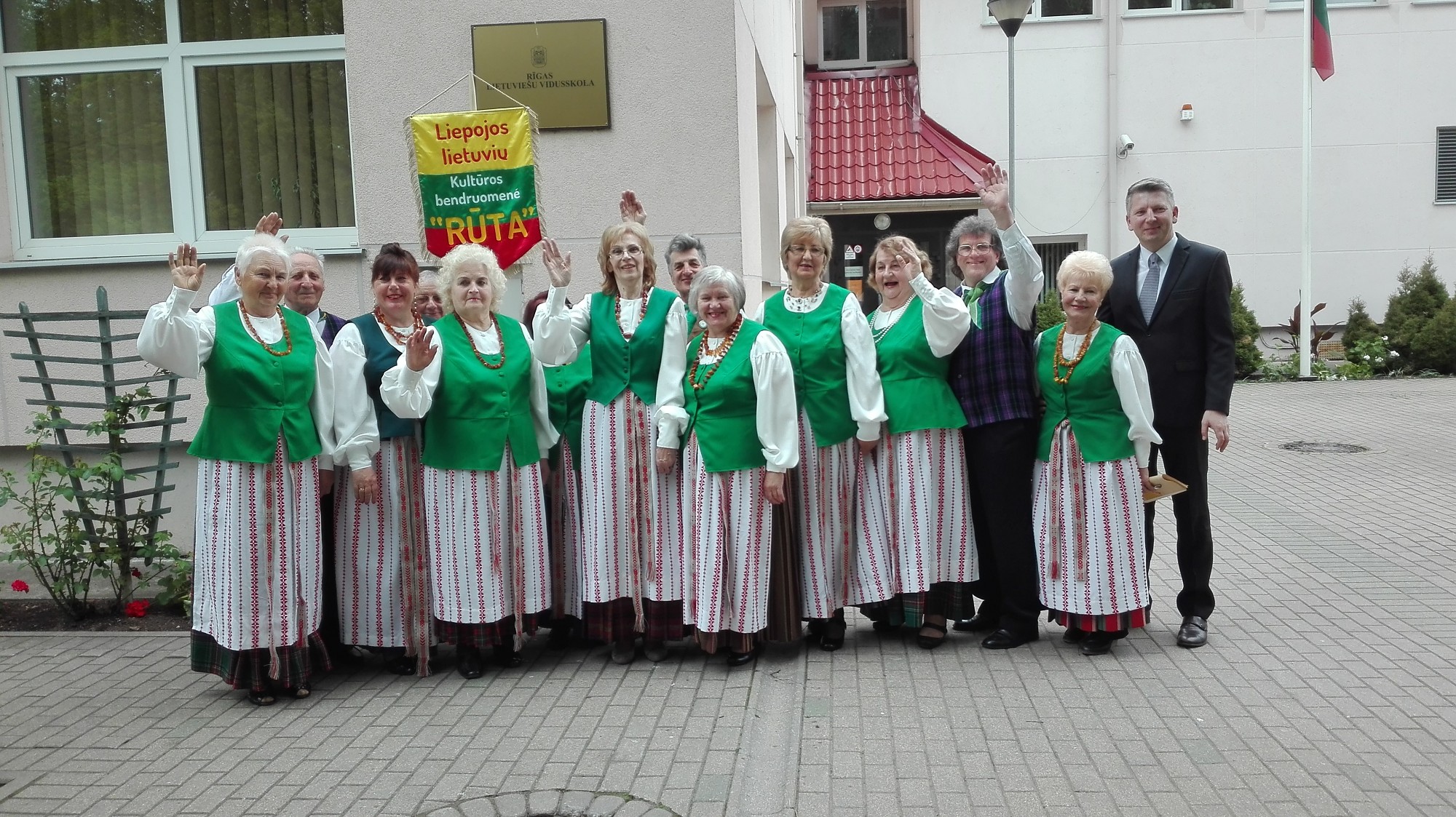 Pie Gulbju dīķa uzstāsies ansamblis ”Senoliai”