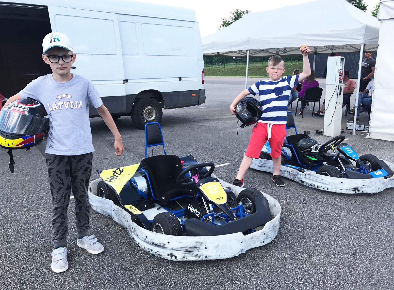 Bērni ar elektrokartingiem startē Kandavas trasē
