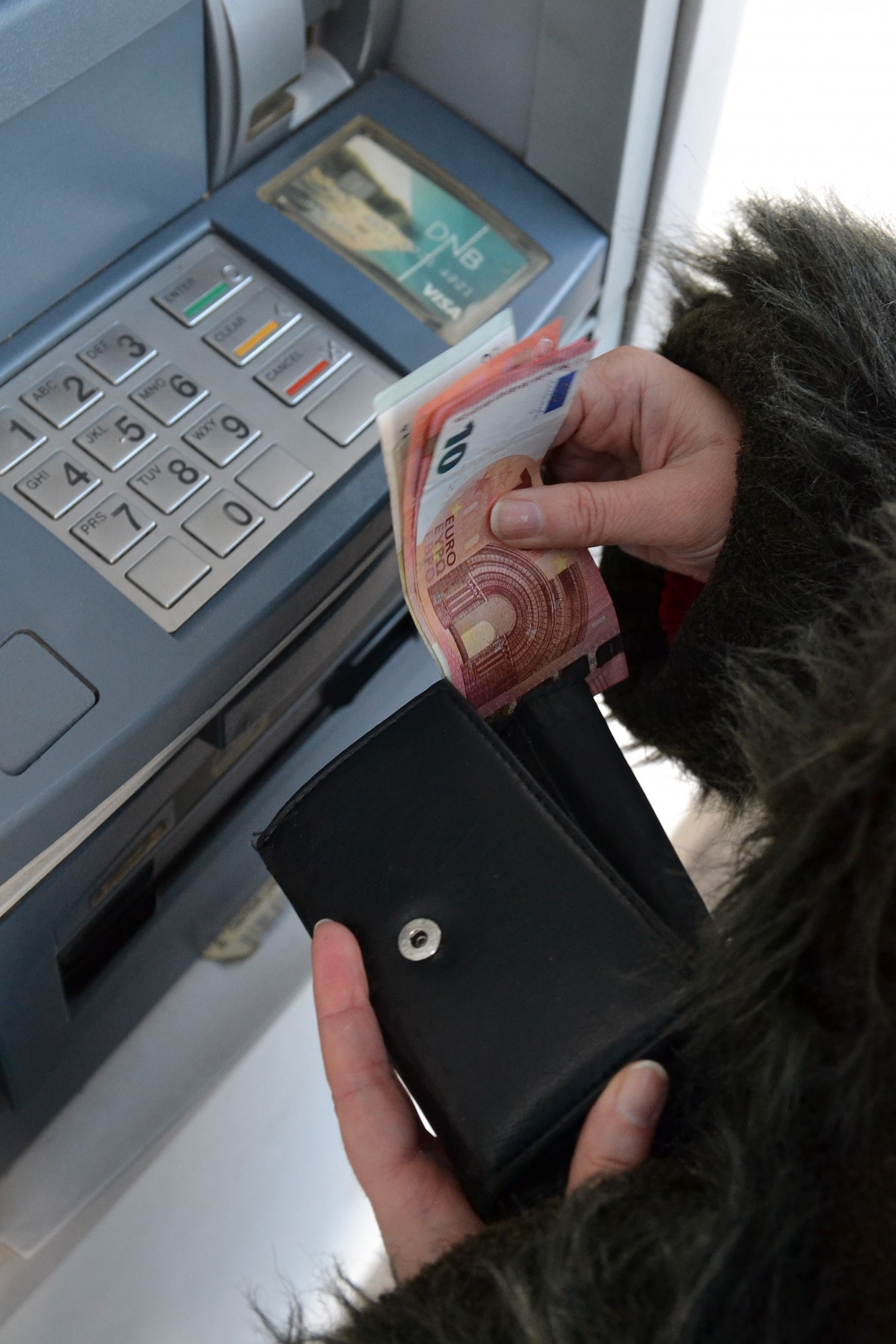Uz pensionāres vārda noformē kredītus