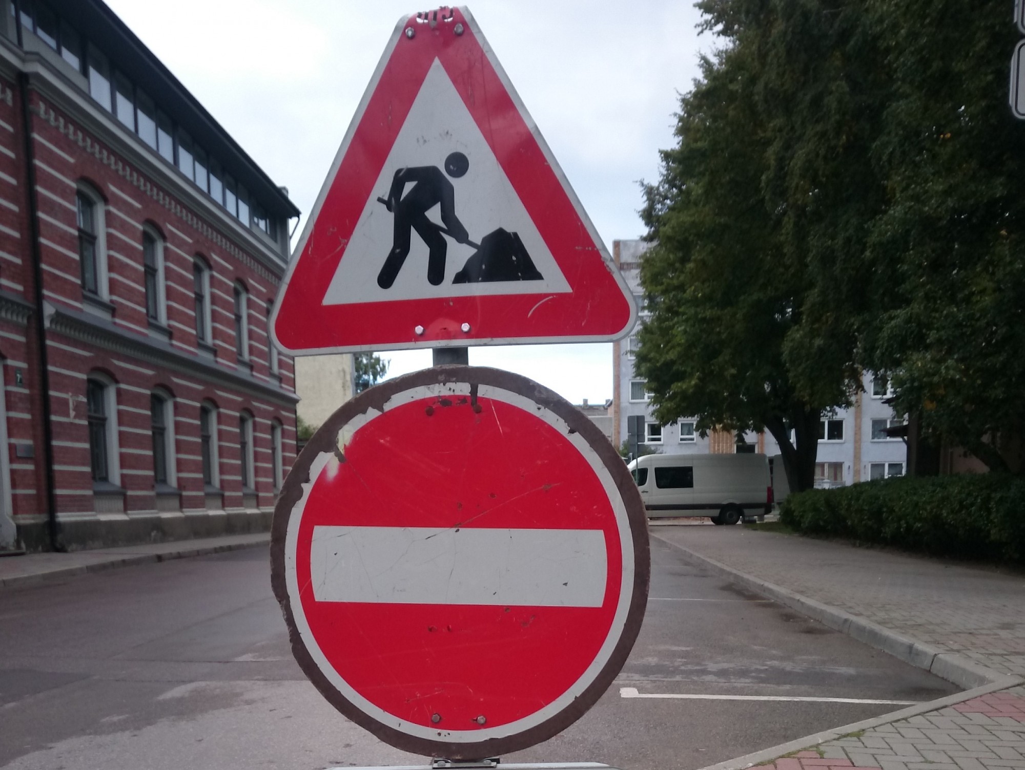 Slēgs satiksmi Krūmu ielā