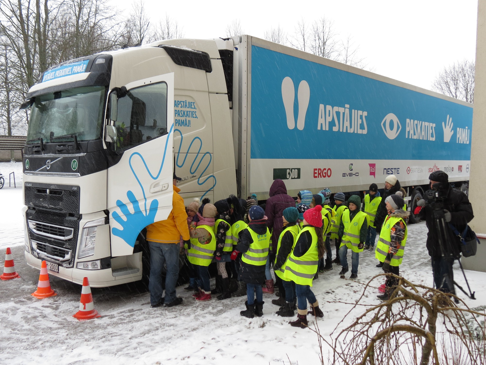 Noslēgusies kampaņa ”Apstājies. Paskaties. Pamāj.”; par satiksmes drošību izglītots vairāk nekā 5000 bērnu