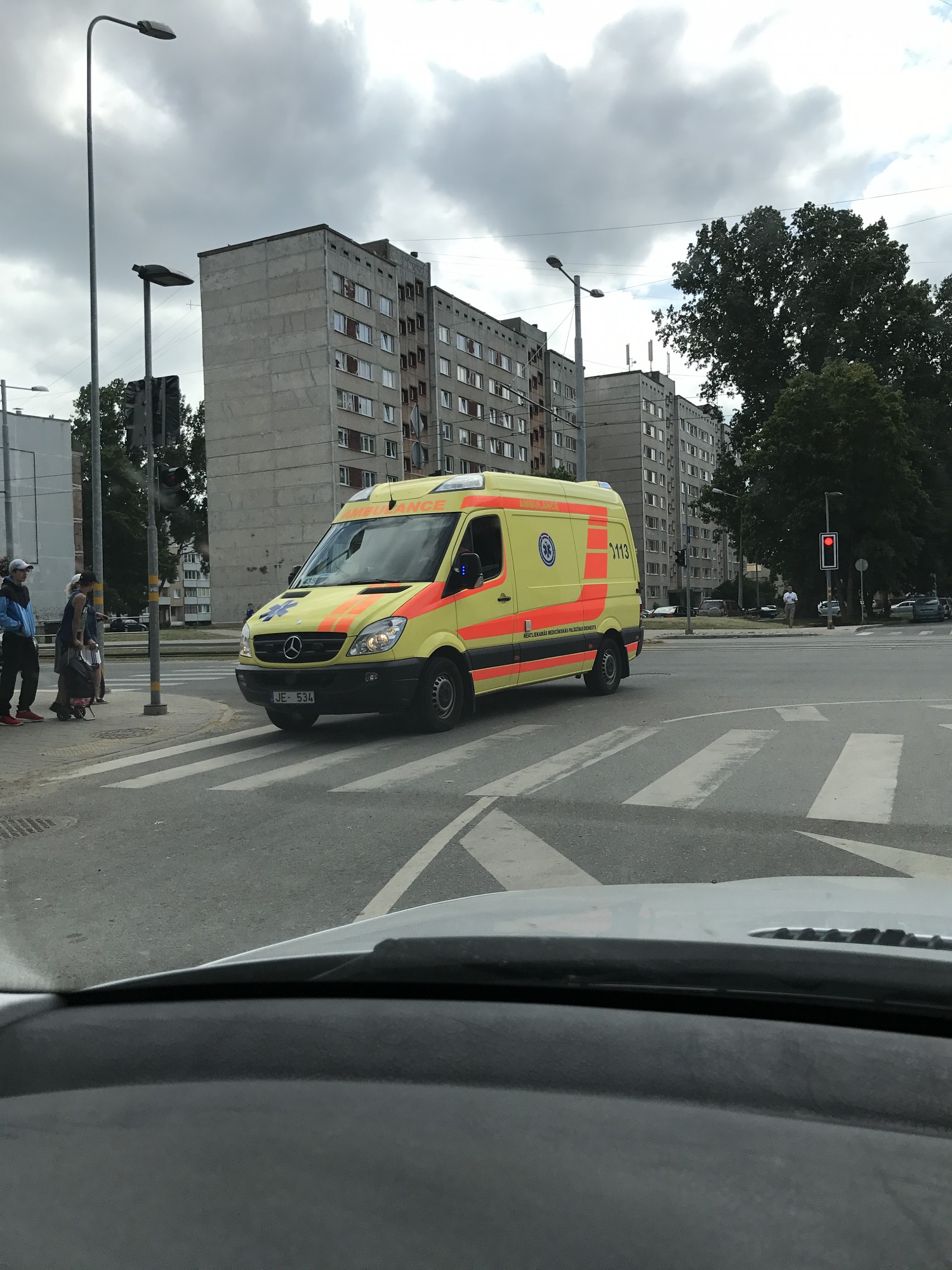 Uz pārejas konfliktē motociklists un iereibusi gājēja